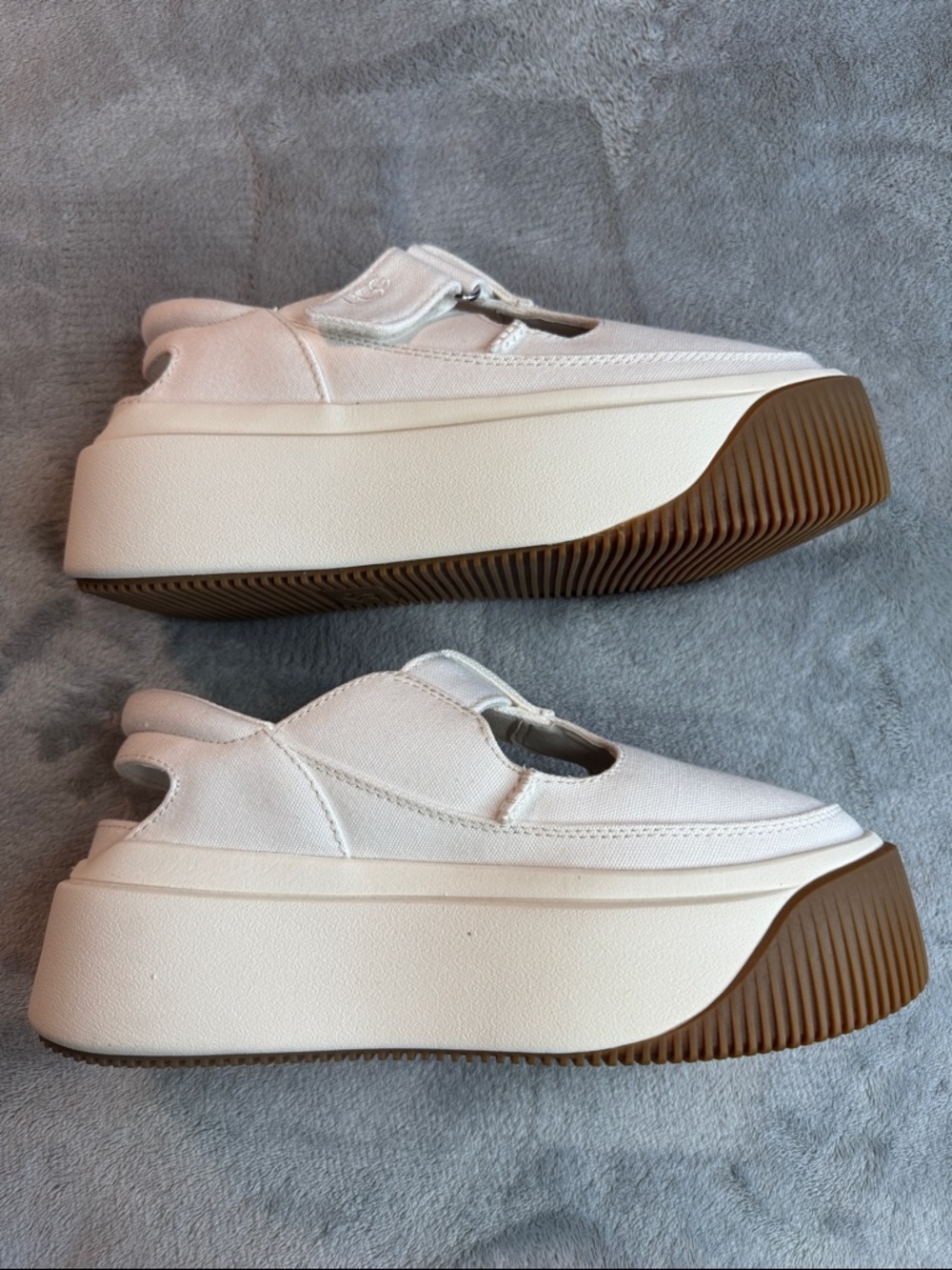 NWOT UGG Ez-Duzzit T-Strap Sneakers - Picture 4 of 12